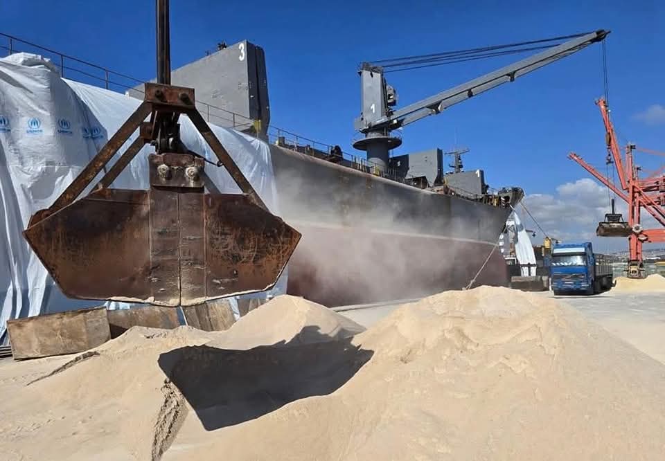 Grab clearing a receiving heap on the apron